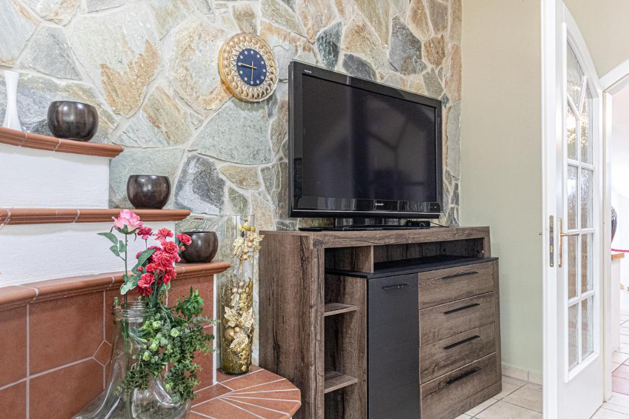 Exquisite Shared Villa - Your Private Room In This Beautiful Home Вена Экстерьер фото