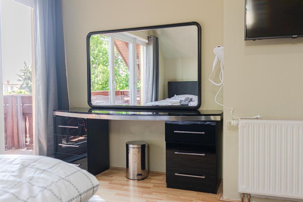 Exquisite Shared Villa - Your Private Room In This Beautiful Home Вена Экстерьер фото