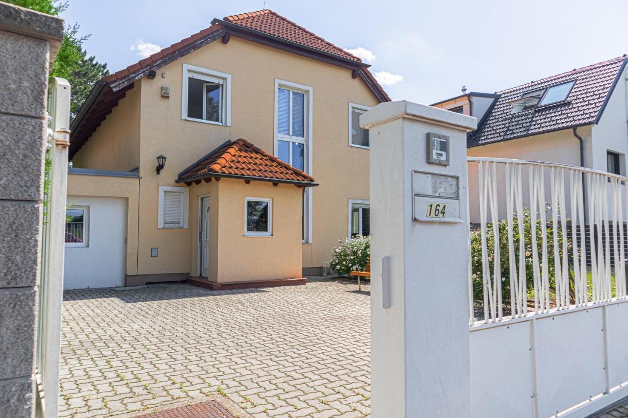 Exquisite Shared Villa - Your Private Room In This Beautiful Home Вена Экстерьер фото