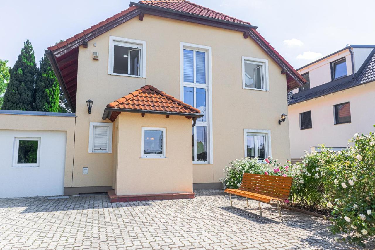 Exquisite Shared Villa - Your Private Room In This Beautiful Home Вена Экстерьер фото