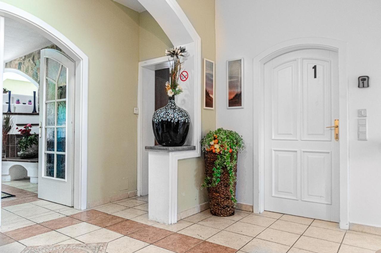 Exquisite Shared Villa - Your Private Room In This Beautiful Home Вена Экстерьер фото