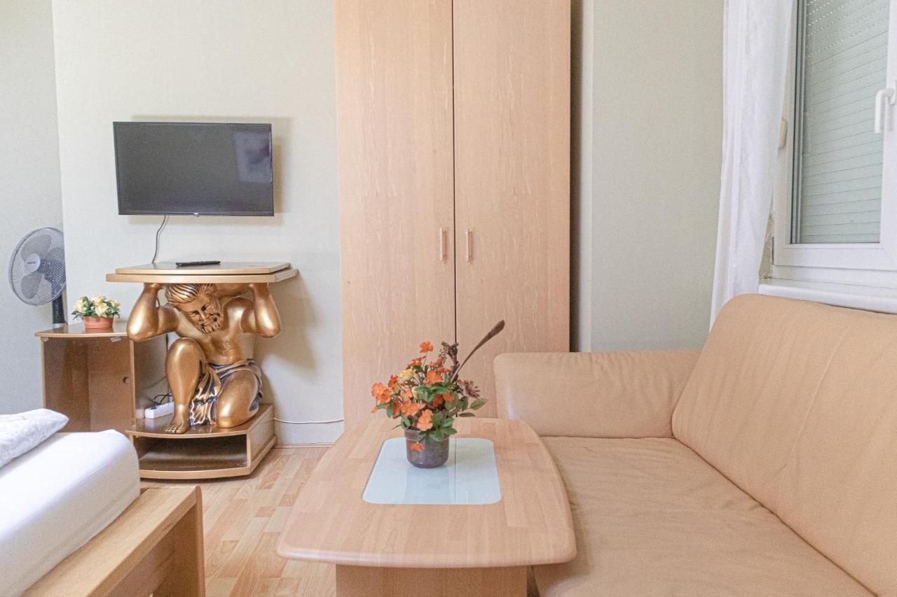 Exquisite Shared Villa - Your Private Room In This Beautiful Home Вена Экстерьер фото