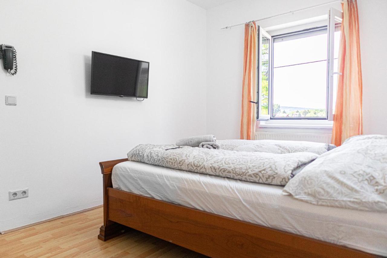 Exquisite Shared Villa - Your Private Room In This Beautiful Home Вена Экстерьер фото