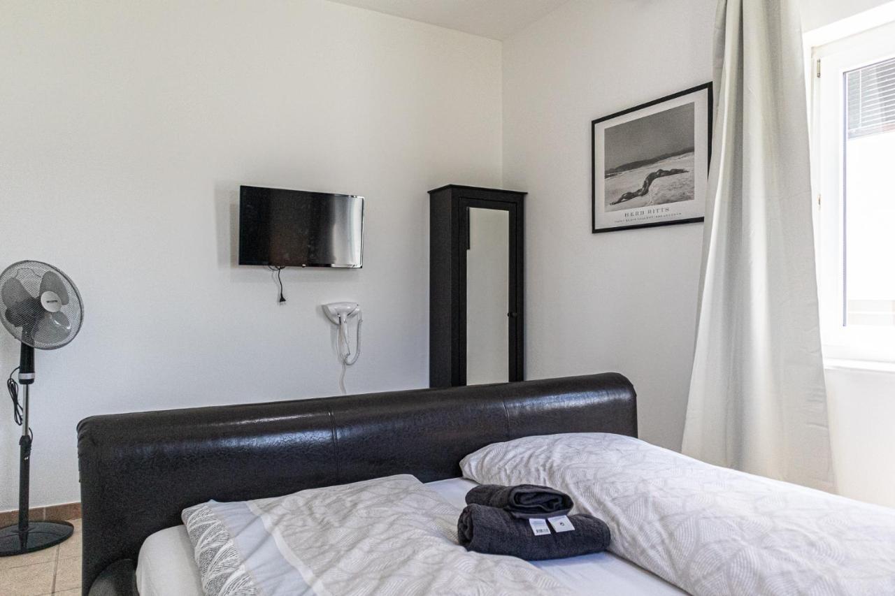 Exquisite Shared Villa - Your Private Room In This Beautiful Home Вена Экстерьер фото