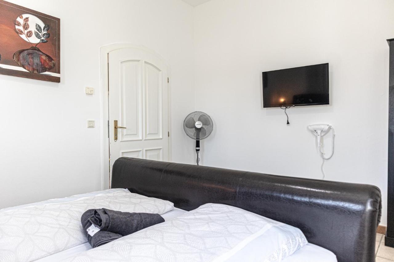 Exquisite Shared Villa - Your Private Room In This Beautiful Home Вена Экстерьер фото